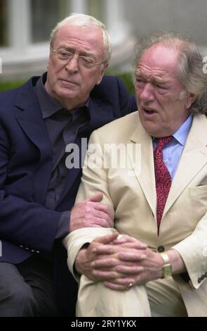 Foto del file datata 08/05/03 di Sir Michael Caine (a sinistra) e Sir Michael Gambon durante una foto per gli attori al Four Seasons Hotel di Dublino, Irlanda. L'attore Sir Michael Gambon è morto pacificamente in ospedale all'età di 82 anni, ha detto la sua famiglia. Data di emissione: Giovedì 28 settembre 2023. Foto Stock