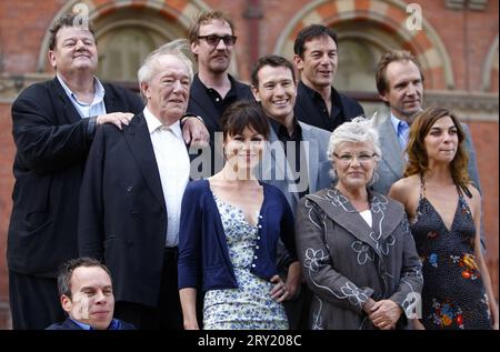 Foto del file datata 06/07/11 di (da sinistra a destra) Robie Coltrane, Warwick Davis, Michael Gambon, David Thewlis, Helen McCrory, Nick Moran, Jason Isaacs, Julie Walters, Ralph Fiennes e Natalia Tena durante una foto con il cast di Harry Potter e i doni della morte, parte 2, a St. Pancras Renaissance London Hotel. L'attore Sir Michael Gambon è morto pacificamente in ospedale all'età di 82 anni, ha detto la sua famiglia. Data di emissione: Giovedì 28 settembre 2023. Foto Stock