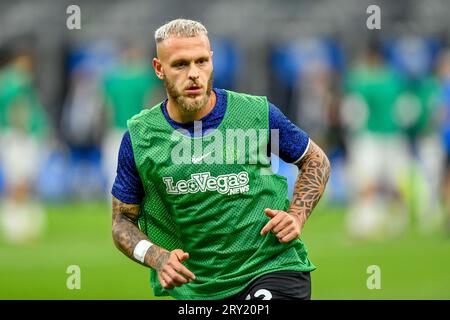 Milano, Italia. 27 settembre 2023. Federico Dimarco dell'Inter si sta scaldando prima della partita di serie A tra Inter e Sassuolo a Giuseppe Meazza a Milano. (Foto: Gonzales Photo - Tommaso Fimiano). Foto Stock