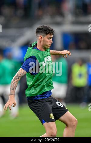 Milano, Italia. 27 settembre 2023. Alessandro bastoni dell'Inter si sta scaldando prima della partita di serie A tra Inter e Sassuolo a Giuseppe Meazza a Milano. (Foto: Gonzales Photo - Tommaso Fimiano). Foto Stock