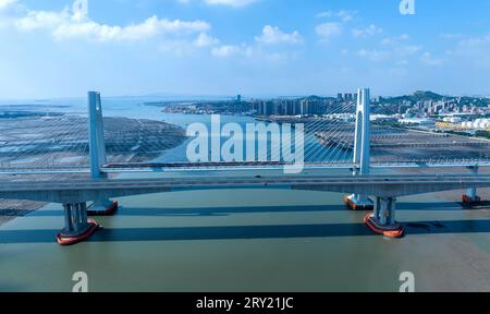 FUZHOU, 28 settembre 2023 (Xinhua) -- questa foto aerea scattata il 19 settembre 2023 mostra un treno proiettile Fuxing che corre sul ponte marittimo di Anhai Bay lungo la ferrovia ad alta velocità Fuzhou-Xiamen-Zhangzhou nella provincia del Fujian della Cina sud-orientale. La ferrovia ad alta velocità più veloce della Cina ha iniziato a funzionare giovedì, con treni che viaggiano a una velocità massima di 350 km/h lungo la costa occidentale dello stretto di Taiwan. Un treno proiettile Fuxing G9801 partì da Fuzhou, la capitale della provincia del Fujian della Cina sud-orientale, alle 9:15 del mattino, segnando l'apertura del 277 km di Fuzhou-Xiamen-Zhangzhou Foto Stock