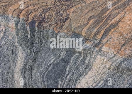 Sfondo con motivo di granito. Interruzione del colore con disegno a linee ondulate in diagonale. Superficie ruvida grigia e marrone. Colore scuro Foto Stock