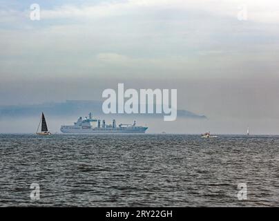 La RFA Tidespring ormeggiava in una nebbia autunnale nel Plymouth Sound, con la nebbiosa Staddon Hieghts che fa da sfondo Foto Stock