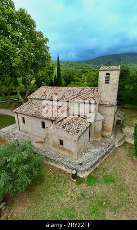 Vista aerea della chiesa rustica di Vaugines, annidata nel cuore della Provenza, Vaucluse, PACA, catturata attraverso la fotografia verticale dei droni Foto Stock