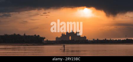 Imbarco in acqua al tramonto con vista sull'Atlantis The Palm Foto Stock