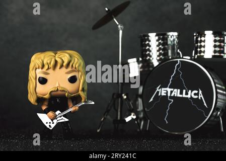 Funko POP in vinile figura di James hetfield cantante del gruppo heavy metal americano metallica accanto alla batteria su sfondo scuro. Illustrativo Foto Stock