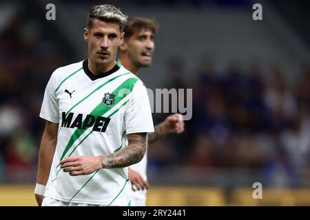 Andrea Pinamonti di noi Sassuolo guarda durante la partita di serie A tra FC Internazionale e noi Sassuolo allo Stadio Giuseppe Meazza il 27 2023 settembre a Milano Italia . Foto Stock