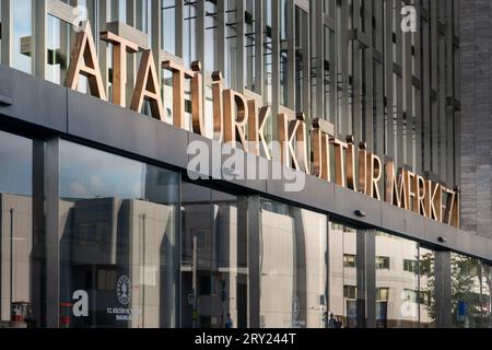 Istanbul, Turchia - 17 settembre 2023: Nuova facciata dell'edificio del Centro culturale Ataturk. Foto Stock