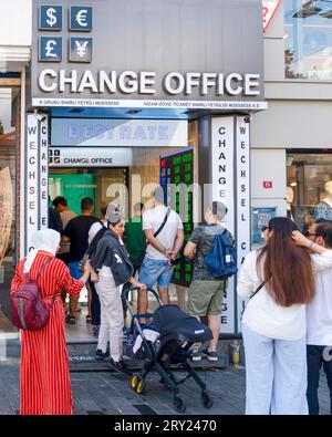 Istanbul, Turchia - 17 settembre 2023: Via Istiklal. Ufficio di cambio valuta. Foto Stock