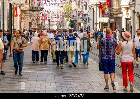 Istanbul, Turchia - 17 settembre 2023: Molti turisti apprezzano la via Istiklal, una delle più popolari attrazioni turistiche di Istanbul. Foto Stock