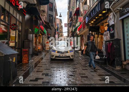 Istanbul, Turchia - 17 settembre 2023: La vita nelle strade secondarie di Istanbul. Foto Stock