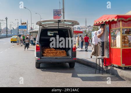 Istanbul, Turchia - 17 settembre 2023: L'auto appartenente alla panetteria bagel (simit) fornisce i bagel al venditore di bagel (simitci). Foto Stock