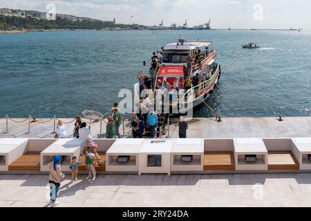 Istanbul, Turchia - 17 settembre 2023: La nave che porta turisti e visitatori alla Torre della Vergine Foto Stock