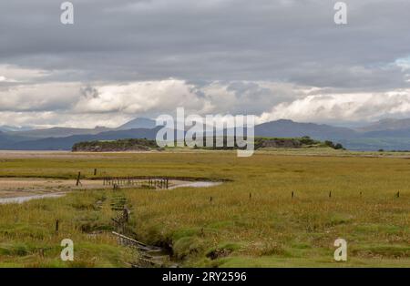 Una vista della costa tra Askam e Kirkby-in-Furness in una giornata nuvolosa con la silhouette delle colline del Lake District sullo sfondo. Foto Stock