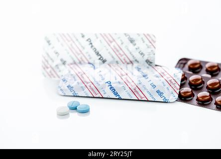 CHONBURI, THAILANDIA-11 LUGLIO 2023: Pillole rotonde Prenarpil e blister pack. Clonazepam usato per trattare convulsioni, disturbi di panico, disturbi d'ansia. Foto Stock