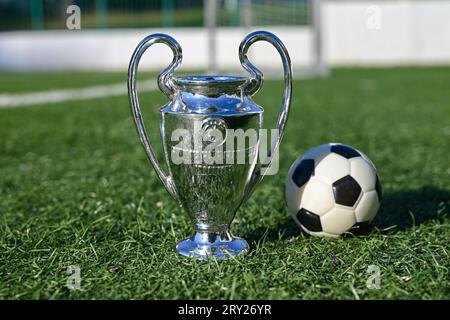 27 settembre 2023, Londra, Regno Unito. La UEFA Champions League Cup sul prato verde dello stadio. Foto Stock