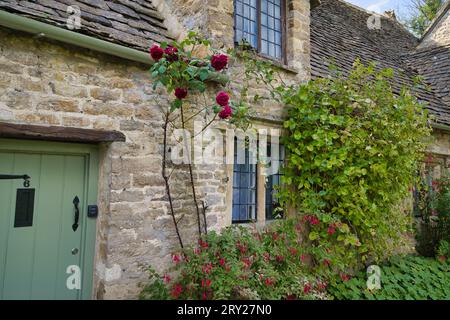 I pittoreschi cottage di Arlington Row a Bibury sono stati costruiti nel 1380 come un negozio di lana monastica. Questo fu poi convertito in una fila di cottage dei tessitori Foto Stock