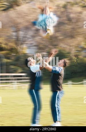 Team cheerleader, lancio di gruppo e persone che fanno la routine delle competizioni sportive, ballano o lanciano persone in aria. Allenamento cheerleading, sfocatura movimento azione e. Foto Stock