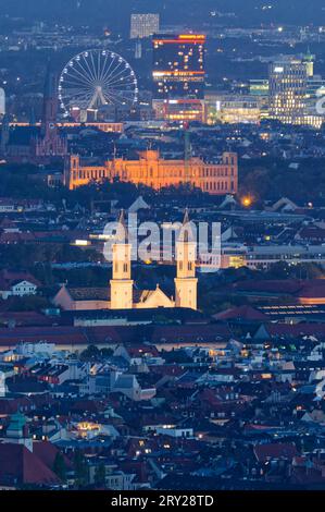 Der abendlich beleuchtete Bayerische Landtag mit seinem Sitz im Maximilianeum. Der Bayerische Landtag kurz vor der spannenden Wahlnacht. München Bayern Deutschland *** il Parlamento bavarese ha illuminato la sera con la sua sede nel Maximilianeum il Parlamento bavarese poco prima dell'emozionante serata elettorale Monaco Baviera Germania Copyright: XRolfxPossx Foto Stock