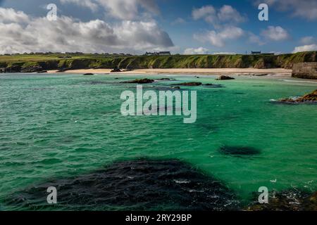 Guardando verso la spiaggia di Ness sull'isola di Lewis nelle isole Ebridi esterne della Scozia nel Regno Unito di Gran Bretagna Foto Stock