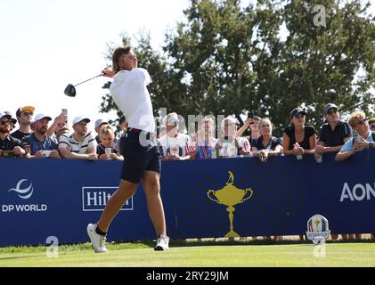 Roma, Italia. 28 settembre 2023. L'americano Sam Burns guida il diciottesimo tee durante il suo round di allenamento alla Ryder Cup 2023 al Marco Simone Golf Club di Roma, Italia, il 28 settembre 2023. Crediti: UPI/Alamy Live News Foto Stock