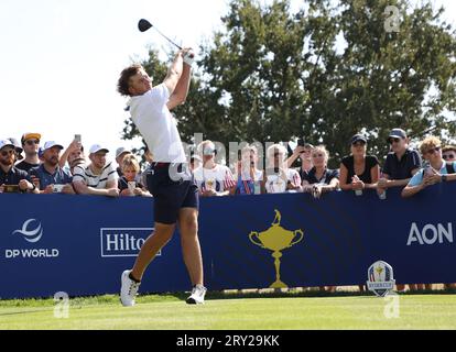 Roma, Italia. 28 settembre 2023. L'americano Sam Burns guida il diciottesimo tee durante il suo round di allenamento alla Ryder Cup 2023 al Marco Simone Golf Club di Roma, Italia, il 28 settembre 2023. Crediti: UPI/Alamy Live News Foto Stock