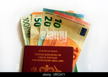 Banconote in euro di vario taglio 10 euro,20 euro,50 euro,100 euro, anche passaporto rosso dell'Unione europea britannica. Studio. Settembre 2023 Foto Stock