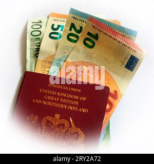 Banconote in euro di vario taglio 10 euro,20 euro,50 euro,100 euro, anche passaporto rosso dell'Unione europea britannica. Studio. Settembre 2023 Foto Stock