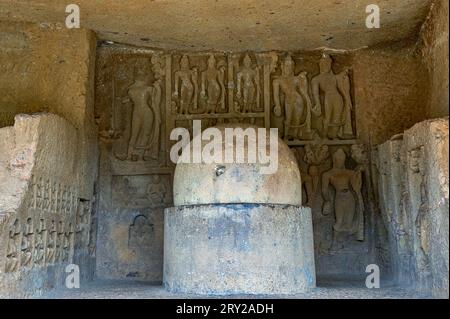 06 12 2008 stupa d'epoca scavati nella roccia alla grotta n. 2 delle grotte di Kanheri nel Parco Nazionale Sanjay Gandhi a Mumbai, Maharashtra India Asia. Foto Stock