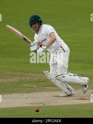 Ben Cox del Leicestershire in battuta durante il terzo giorno della partita del campionato LV= Insurance County Championship presso la Seat Unique Riverside, Chester-le-Street. Data foto: Giovedì 28 settembre 2023. Foto Stock