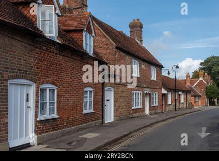 Vista sulla strada principale del villaggio di Beaulieu nella New Forest, Hampshire, Inghilterra, Regno Unito Foto Stock