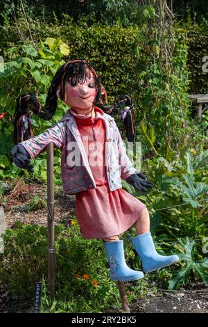 Scarecrow vestito da giovane nel Patch Garden di Patrick a Beaulieu, Hampshire, Inghilterra, Regno Unito Foto Stock