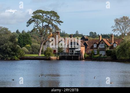 Vista del villaggio di Beaulieu attraverso il fiume Beaulieu, New Forest, Hampshire, Inghilterra, Regno Unito Foto Stock