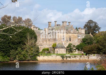 Vista della Beaulieu Palace House sul fiume Beaulieu dal villaggio, New Forest, Hampshire, Inghilterra, Regno Unito Foto Stock