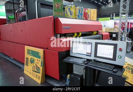 Bangkok, Thailandia - 22 settembre 2023: Espositore digitale della macchina da stampa con scatola di cartone ondulato in confezione 2023 Foto Stock
