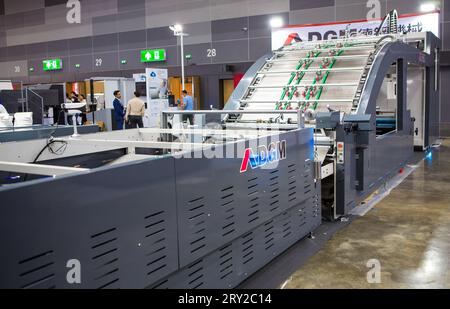 Bangkok, Thailandia - 22 settembre 2023: Visualizzazione automatica di laminatrici in cartone ad alta velocità in Pack Print 2023 Foto Stock