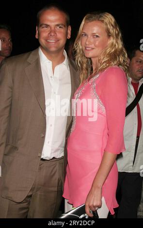 Lachlan Murdoch e Sarah o'Hare Murdoch assistono al gala estivo del Public Theater e alla festa serale di apertura per "AS You Like IT" di Shakespeare in the Park al Castello Belvedere di Central Park a New York il 12 luglio 2005. Crediti fotografici: Henry McGee/MediaPunch Foto Stock