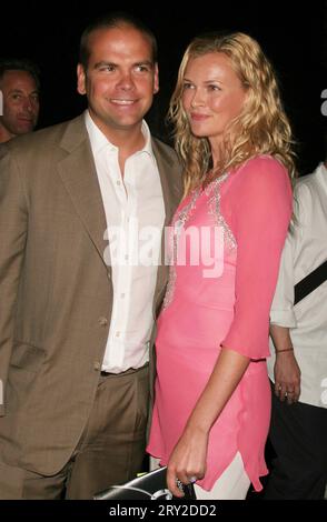 Lachlan Murdoch e Sarah o'Hare Murdoch assistono al gala estivo del Public Theater e alla festa serale di apertura per "AS You Like IT" di Shakespeare in the Park al Castello Belvedere di Central Park a New York il 12 luglio 2005. Crediti fotografici: Henry McGee/MediaPunch Foto Stock