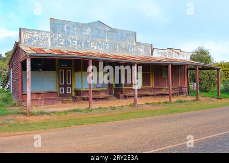 Un vecchio negozio abbandonato nella città di Dinninup, nella regione sud-occidentale dell'Australia Occidentale. Foto Stock