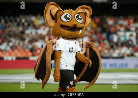 Valencia, Spagna. 27 settembre 2023. Mascotte Valencia CF durante la partita di la Liga tra il Valencia CF e il Real Sociedad ha giocato allo Stadio Mestalla il 27 settembre a Valencia in Spagna. (Foto di Jose Torres/PRESSINPHOTO) crediti: PRESSINPHOTO SPORTS AGENCY/Alamy Live News Foto Stock