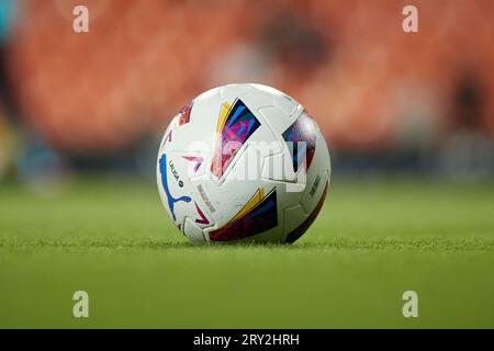 Valencia, Spagna. 27 settembre 2023. La Liga EA Sports pallone ufficiale durante la partita di la Liga tra il Valencia CF e il Real Sociedad ha giocato allo Stadio Mestalla il 27 settembre a Valencia in Spagna. (Foto di Jose Torres/PRESSINPHOTO) crediti: PRESSINPHOTO SPORTS AGENCY/Alamy Live News Foto Stock