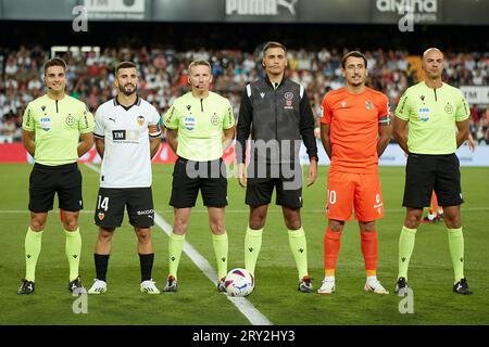 Valencia, Spagna. 27 settembre 2023. Jose Luis Gaya del Valencia CF e Mikel Oyarzabal della Real Sociedad prima del calcio d'inizio durante la partita di la Liga tra il Valencia CF e il Real Sociedad hanno giocato al Mestalla Stadium il 27 settembre a Valencia in Spagna. (Foto di Jose Torres/PRESSINPHOTO) crediti: PRESSINPHOTO SPORTS AGENCY/Alamy Live News Foto Stock