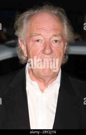 **FOTO DEL FILE** Michael Gabon è morto. Michael Gambon partecipa alla premiere nordamericana della Warner Bros. Immagini "Harry Potter e il principe mezzosangue" al teatro Ziegfeld di New York il 9 luglio 2009. Crediti fotografici: Henry McGee/MediaPunch Foto Stock