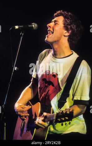 COLDPLAY, CHRIS MARTIN, JAN 2000: Un giovanissimo Chris Martin della rock band Coldplay. La band stava suonando come gruppo di apertura nel tour UK NME Tour alla Cardiff University Great Hall a Cardiff, Galles, Regno Unito il 25 gennaio 2000. Fotografia: Rob Watkins Foto Stock