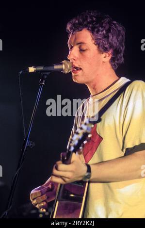 COLDPLAY, CHRIS MARTIN, JAN 2000: Un giovanissimo Chris Martin della rock band Coldplay. La band stava suonando come gruppo di apertura nel tour UK NME Tour alla Cardiff University Great Hall a Cardiff, Galles, Regno Unito il 25 gennaio 2000. Fotografia: Rob Watkins Foto Stock