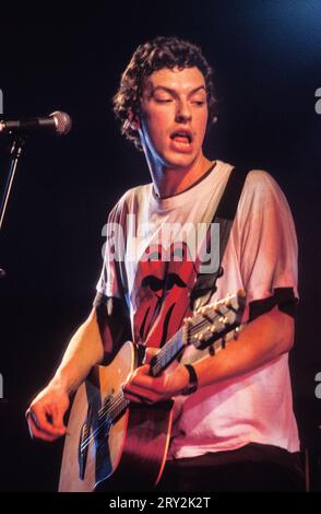 COLDPLAY, CHRIS MARTIN, JAN 2000: Un giovanissimo Chris Martin della rock band Coldplay. La band stava suonando come gruppo di apertura nel tour UK NME Tour alla Cardiff University Great Hall a Cardiff, Galles, Regno Unito il 25 gennaio 2000. Fotografia: Rob Watkins Foto Stock