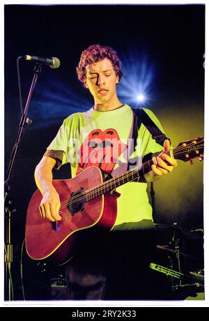 COLDPLAY, CHRIS MARTIN, JAN 2000: Un giovanissimo Chris Martin della rock band Coldplay. La band stava suonando come gruppo di apertura nel tour UK NME Tour alla Cardiff University Great Hall a Cardiff, Galles, Regno Unito il 25 gennaio 2000. Questa iconica immagine è stata la prima immagine della band ad apparire a pagina intera sulla rivista Rolling Stone nel loro anno di successo 2000. Fotografia: Rob Watkins Foto Stock