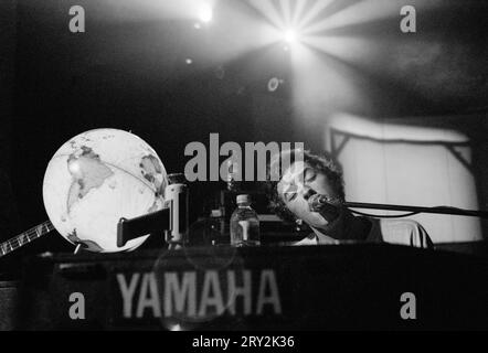 COLDPLAY, CHRIS MARTIN, JAN 2000: Un giovanissimo Chris Martin della rock band Coldplay. La band stava suonando come gruppo di apertura nel tour UK NME Tour alla Cardiff University Great Hall a Cardiff, Galles, Regno Unito il 25 gennaio 2000. Fotografia: Rob Watkins Foto Stock