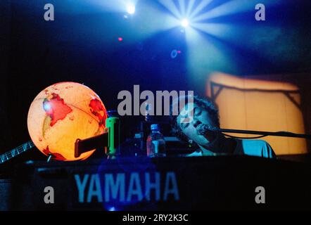 COLDPLAY, CHRIS MARTIN, JAN 2000: Un giovanissimo Chris Martin della rock band Coldplay. La band stava suonando come gruppo di apertura nel tour UK NME Tour alla Cardiff University Great Hall a Cardiff, Galles, Regno Unito il 25 gennaio 2000. Fotografia: Rob Watkins Foto Stock