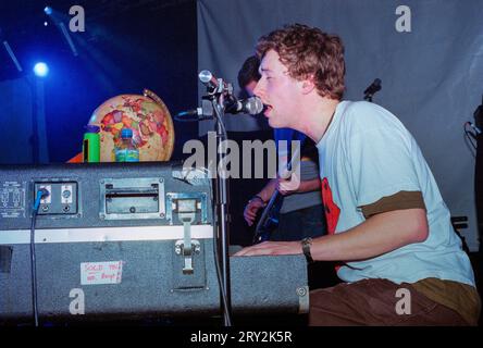 COLDPLAY, CHRIS MARTIN, JAN 2000: Un giovanissimo Chris Martin della rock band Coldplay. La band stava suonando come gruppo di apertura nel tour UK NME Tour alla Cardiff University Great Hall a Cardiff, Galles, Regno Unito il 25 gennaio 2000. Fotografia: Rob Watkins Foto Stock